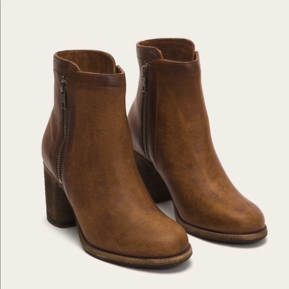 FRYE “Addie” double zip booties COGNAC